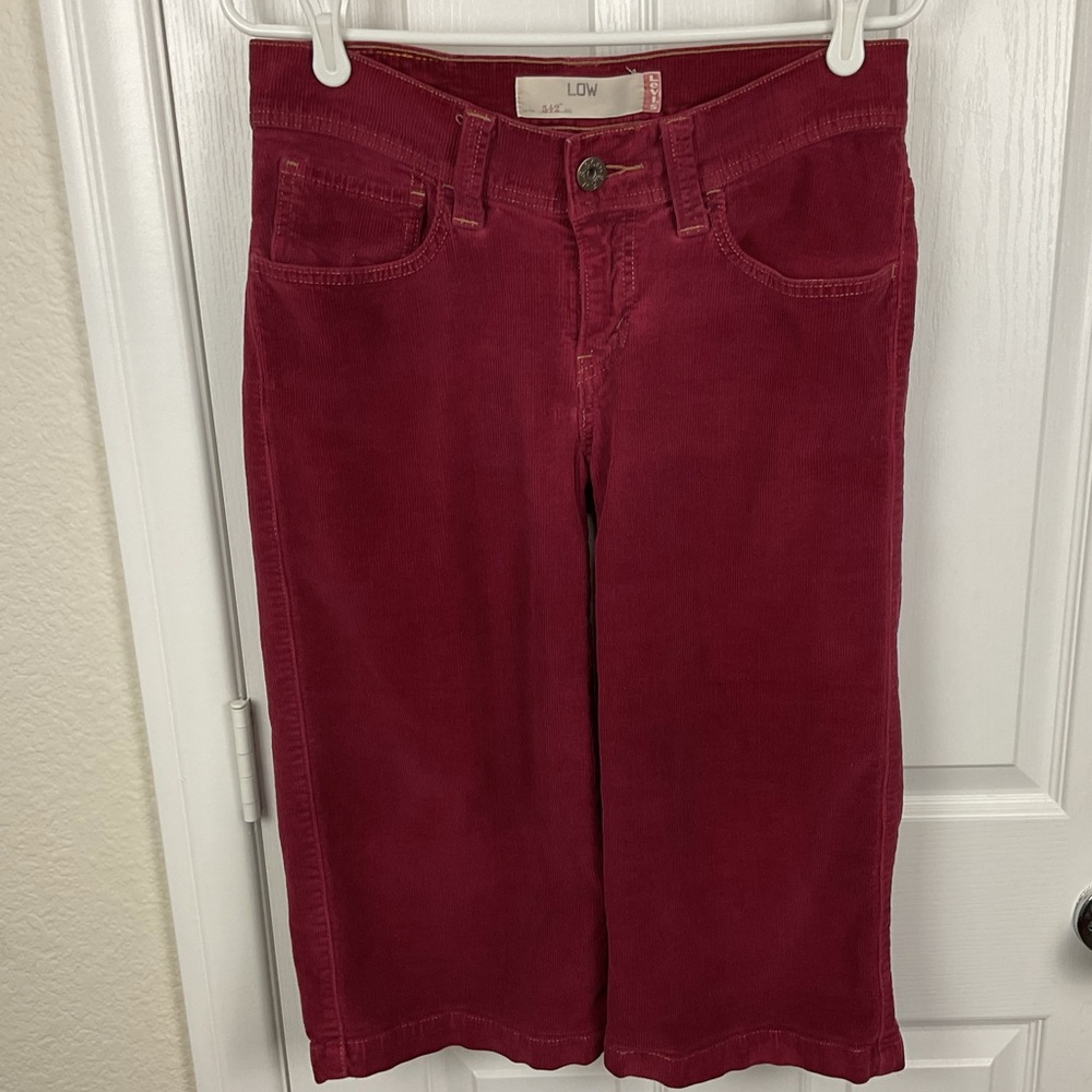Pre-Owned Levi Strauss 542 Women’s Low Rise Burgundy Corduroy Capris, Size 6